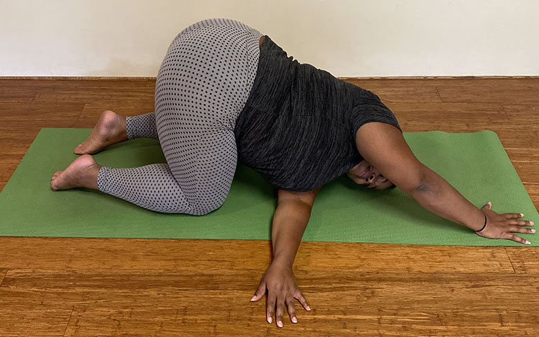 Infilare la posa dell'ago yoga per la spalla